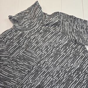 Athleta Flurry Seamless Turtleneck‎ Top Ribbed Black White Print Size SMALL
